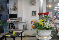 明るい店内　明るく清潔感溢れるウエイティングスペース