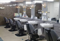 スタッフとの会話を楽しみながらお好みのヘアースタイルに